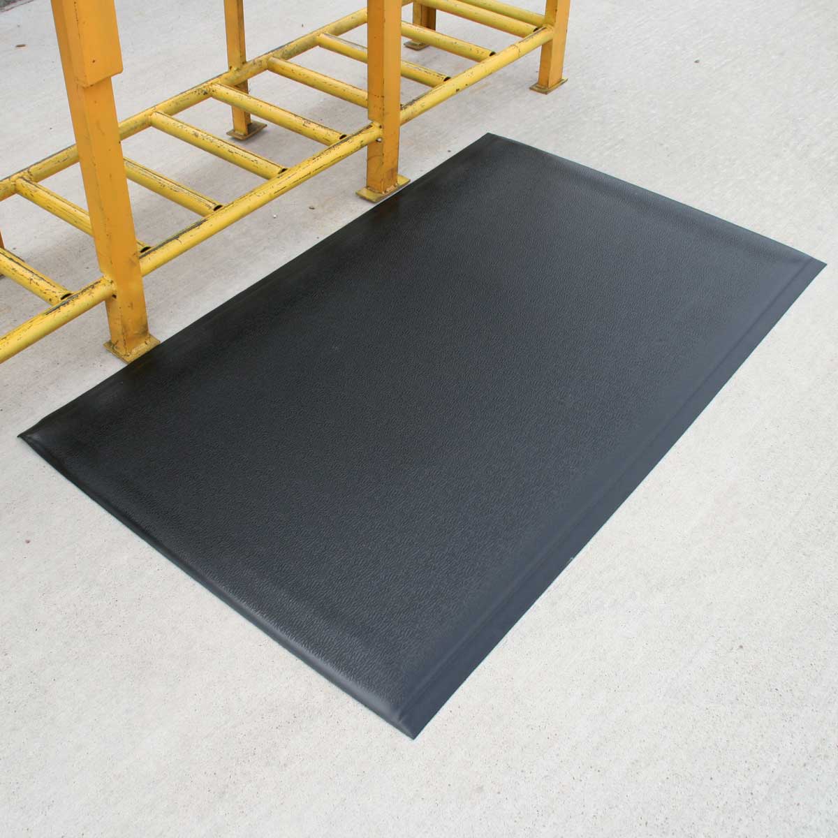 Dura Step抗疲劳垫，由Commercial Mats and Rubber.com提供